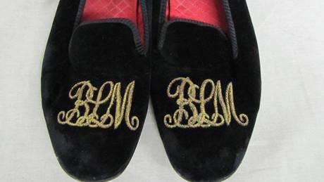 erné pantofle s monogramem vyívaným zlatou nití se v aukci vcí Bernarda Madoffa prodaly za est tisíc dolar (14. 11. 2010).