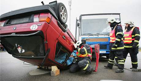 Simulace nehody autobusu a osobního automobilu v eských Velenicích.