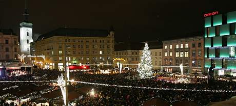 Brnnskému námstí Svobody vévodí sedmnáct metr vysoký Vánoní strom, který kadý veer rozzáí ticet tisíc árovek.