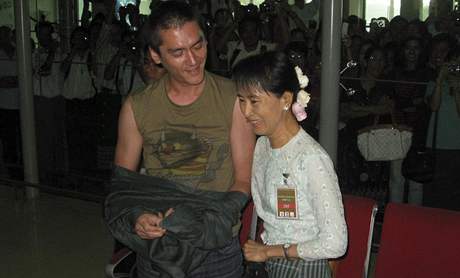 Barmsk opozin politika Su ij se po deseti letech setkala se synem (23. listopad 2010)