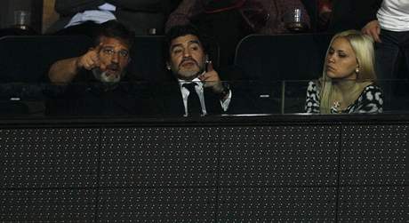 Diego Maradona (uprosted) sleduje vystoupen Rogera Federera v vodnm utkn na Turnaji mistr v Londn