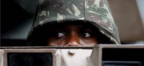 Brazilsk vojk bhem toku na drogov gangy ve slumu Alemao v Riu de Janeiro (27. listopadu 2010)