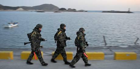 Jihokorejt vojci ste pobe ostrova Jonpchjong (28. listopadu 2010)