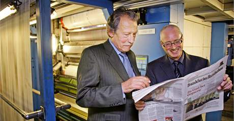 Alfred Neven DuMont (vlevo), éf nmeckého vydavatelství DuMont Schauberg a Uwe Vorkoetter, éfredaktor deníku Frankfurter Rundschau.