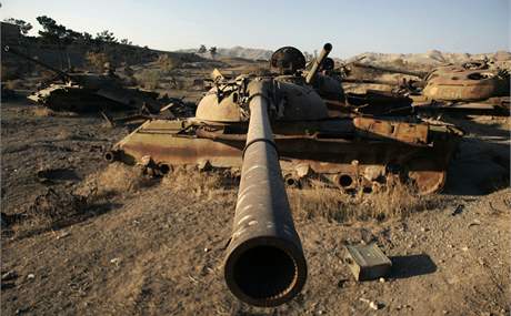 Rezav sovtsk tanky v afghnskm Heratu. (25. listopadu 2010)