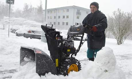 Mu odklízí sníh u vysokokolských kolejí v Plzni na Lochotín. (29. listopadu 2010)