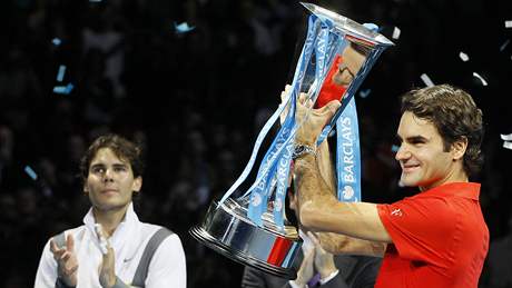Oba králové souasného tenisu se letos utkali dvakrát. V Madridu zvítzil Nadal, Federer mu poráku oplatil ve finále listopadového Turnaje mistr (na snímku)