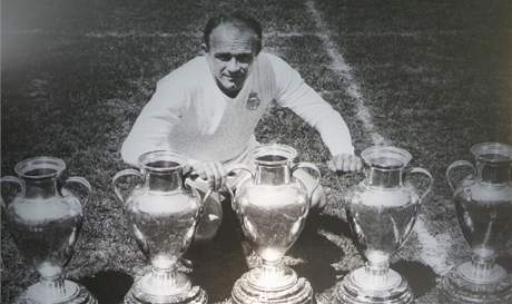 LEGENDA. Alfredo DI Stfano v dresu Realu Madrid s pti trofejemi pro vtze Pohru mistr evropskch zem.