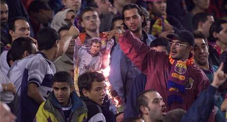 NENÁVIST. Fanouci Barcelony nesnáí Real Madrid. A protoe do hlavního msta pestoupil na zaátku tisíciletí i Luis Figa, nemli rádi ani jeho. Proto na tribun pálili jeho plakát, kde u je v dresu nenávidného rivala.