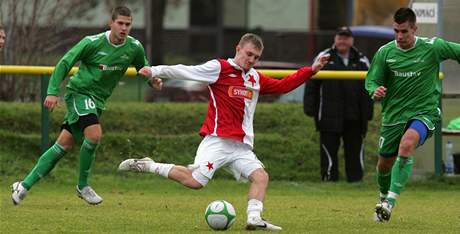 Slávista Jakub Hora stílí mezi karlovarskými fotbalisty Janem Stakem (vlevo) a Michalem Habaiem.