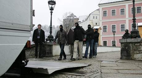 Pevoz relikviáe svatého Maura do Prahy provázela v listopadu písná bezpenostní opatení.