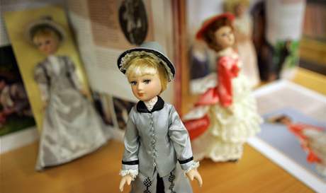 Výstava panenek jako románových hrdinek v krajské knihovn v Havlíkov Brod.