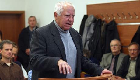 Exministr pro privatizaci Tom Jeek vypovdal u soudu jako svdek v kauze Ronovsk byty.