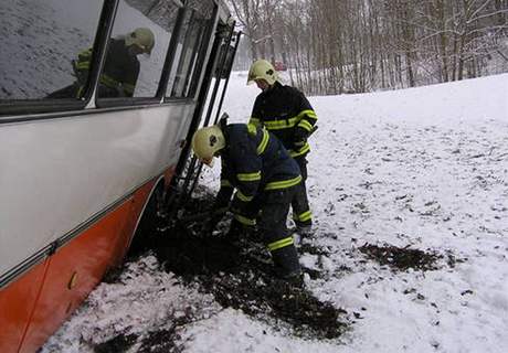 Na Tebísku havaroval autobus a záchranái museli oetit dv pasaérky.