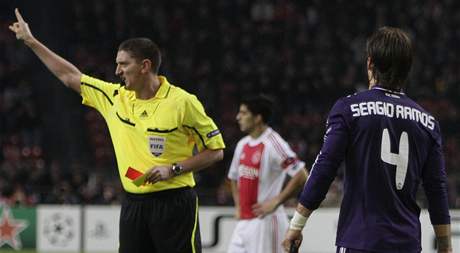 VEN! Rozhod ukazuje Ramosovi z Realu Madrid (vpravo) druhou lutou kartu a poslze i ervenou za zdrovn.