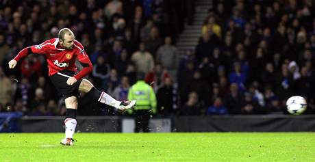 NO SLVA! tonk Wayne Rooney z Manchesteru United skruje z penalty v utkn Ligy mistr proti Glasgow Rangers.