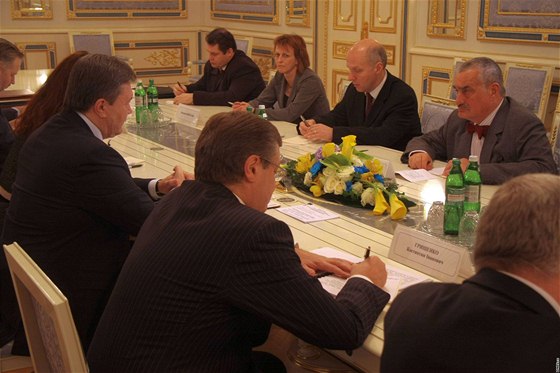 Tisková konference ukrajinského ministra zahranií Konstantyna Hryenka a jeho eského protjku Karla Schwarzenberga. (29. listopadu 2010)