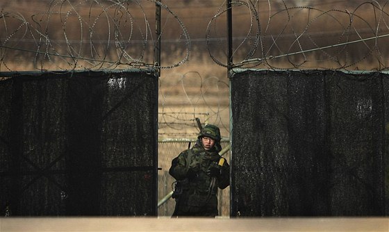 Jihokorejský voják na strái (26. listopadu 2010)