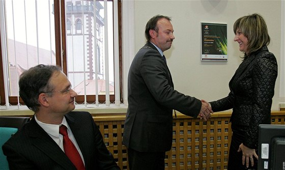 Odstupující primátorka Ivana ápková pedává insignie novému primátorovi Janu Mareovi.
