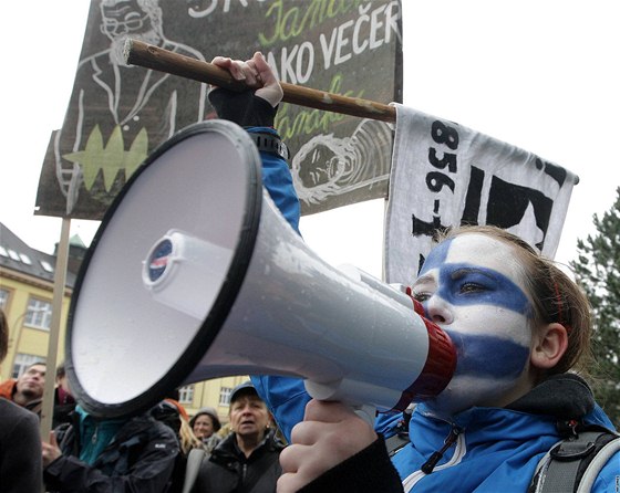 Protest student proti sluování skláských kol v Kamenickém enov  a Novém Boru.