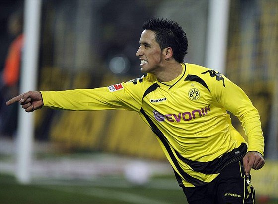 Paraguayský fotbalista Lucas Barrios se raduje v dresu Borussie Dortmund z gólu.