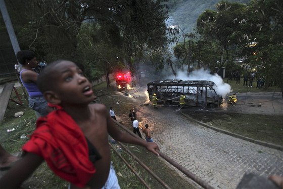 Chlapec ve favele brazilského Rio de Janeira ukazuje cestu hasim