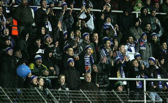 Fanouci Baníku Ostrava na tribun host na stadionu Zbrojovky Brno. (22. listopad 2010)