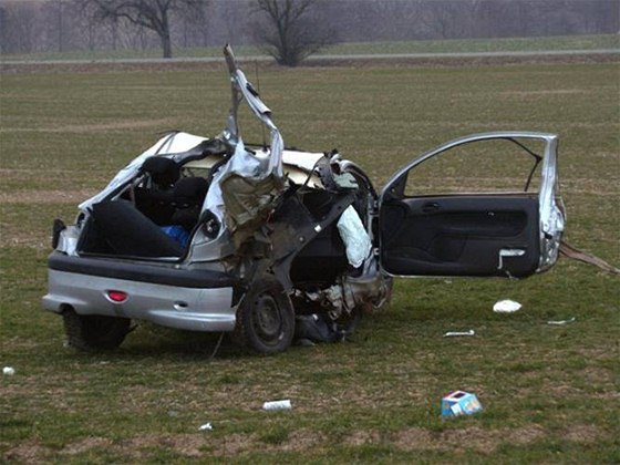 Roztrený peugeot po nehod, dva mladíci zemeli.