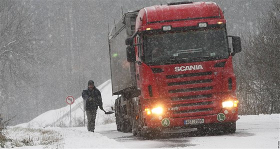 idii kamion mli na snhu problémy u v pondlí . Tento zstal stát na Bruntálsku