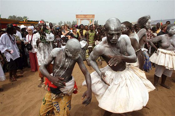 Kadý leden se píznivci vúdú sjídjí do beninského Ouidahu na oslavy.