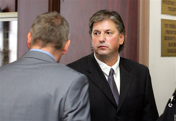 Chebský zuba Jaroslav Révay u soudu v Sokolov. (25. listopadu 2010)