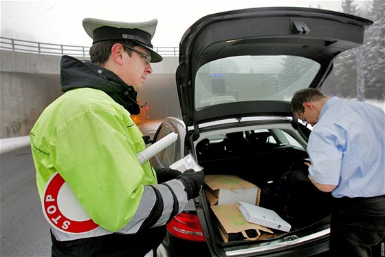 Nmetí policisté opt tvrd zasahují proti eským idim. Jejich chování u eí ministerstvo. Ilustraní foto