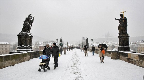 Praha dostala za opravu Karlova mostu dalí pokutu. Ilustraní foto