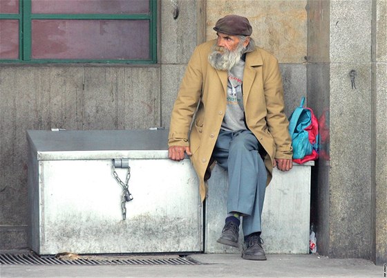 Bezdomovci se asto zdrují na místech, kde chodí hodn a lidí a mou tak ebrat. Ilustraní snímek
