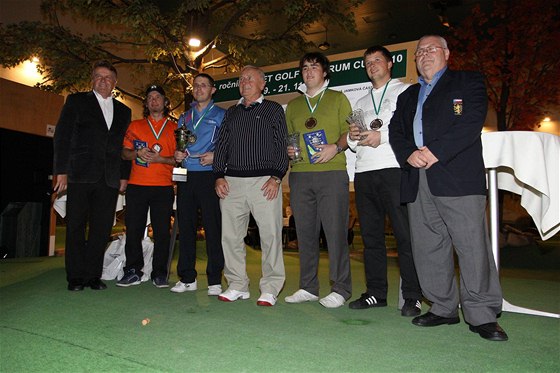 Vyhláení výsledk Erpet Golf Centrum Cupu 2010. Vítz Jií Nmeek v modrém tetí zleva.