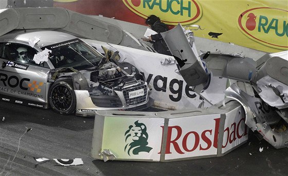 Havárie Fina Kovalainena s vozem Audi R8 pi Závod ampion v Düsseldorfu