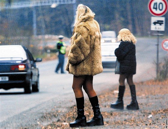 Na podzim a v zim sexbyznys upadá. V chladném poasí vydrí stát u silnice jen málokterá z en. Ilustraní snímek