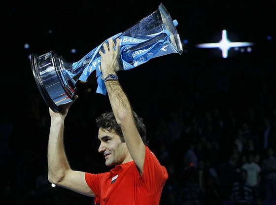 VÍTZ. výcarský tenista Roger Federer pózuje s nablýskaným pohárem.