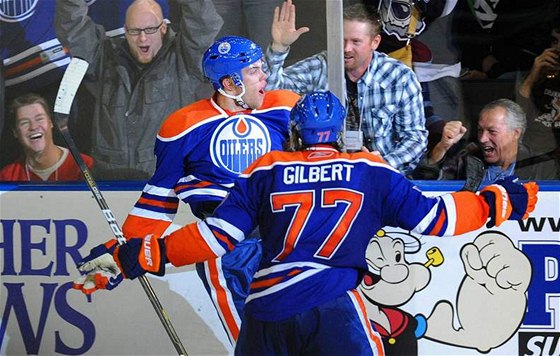 Radost hokejist Edmontonu. Gól slaví Taylor Hall a Tom Gilbert .