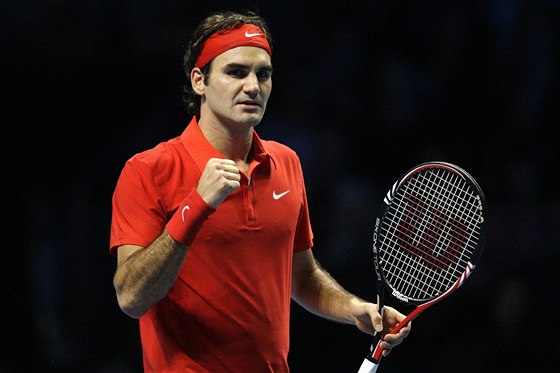 VÍTZNÉ GESTO. Roger Federer se raduje bhem svého prvního zápasu na Turnaji mistr.
