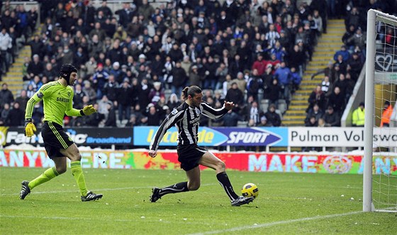 TAKHLE PROHÁNL ECHA. Andy Carroll dává za Newcastle jeden ze svých jedenácti gól této sezony. Nyní bude ale oblékat ervený dres Liverpoolu.