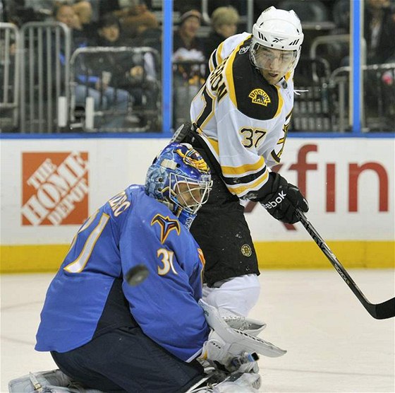 Patrice Bergeron z Bostonu v anci ped gólmanem Ondejem Pavelcem z Atlanty.