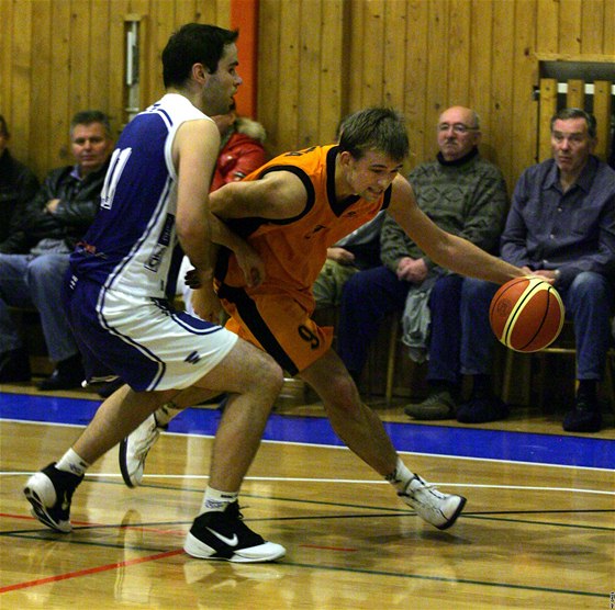 Kladenský Martin Peterka (vlevo) a Zdenk Peek z Thermie Karlovy Vary v zápase druhé basketbalové ligy.