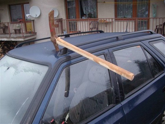 Neznámý útoník pokodil krumpáem stechu auta v Supíkovicích na Jesenicku.