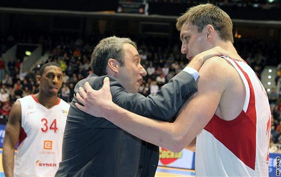 Radek Neas (vpravo) a jeho trenér Ronen Ginzburg slaví výhru Nymburka nad Partizanem