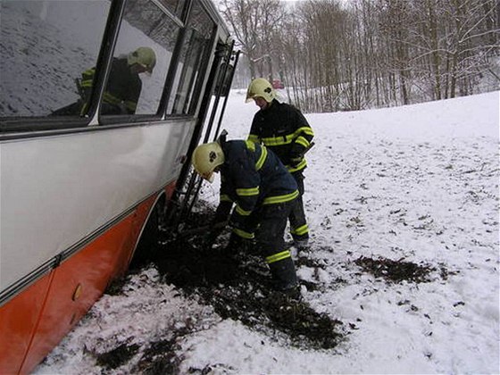 Autobus dostal smyk na zledovatlé vozovce. Ilustraní foto