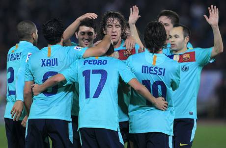 POTUPA. Fotbalist Barcelony se raduj z glu, kter dal Pedro. Dohromady jich Almerii nastleli osm.
