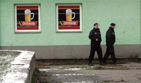 Mstsk policie obchz msto jednoho z tok v Ostrav-Zbehu (28. listopadu 2010)