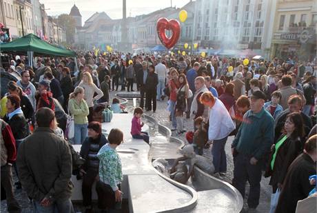 Tm est tisc lid se pilo podvat na slavnostn oteven mladoboleslavskho Staromstskho nmst. (10. jna 2010)