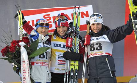 Ti nejlep eny ze zvodu na 10 km voln (zleva): tet Italka Arianna Follisov, vtzn Norka Marit Bjrgenov a druh vdka Charlotte Kallaov 